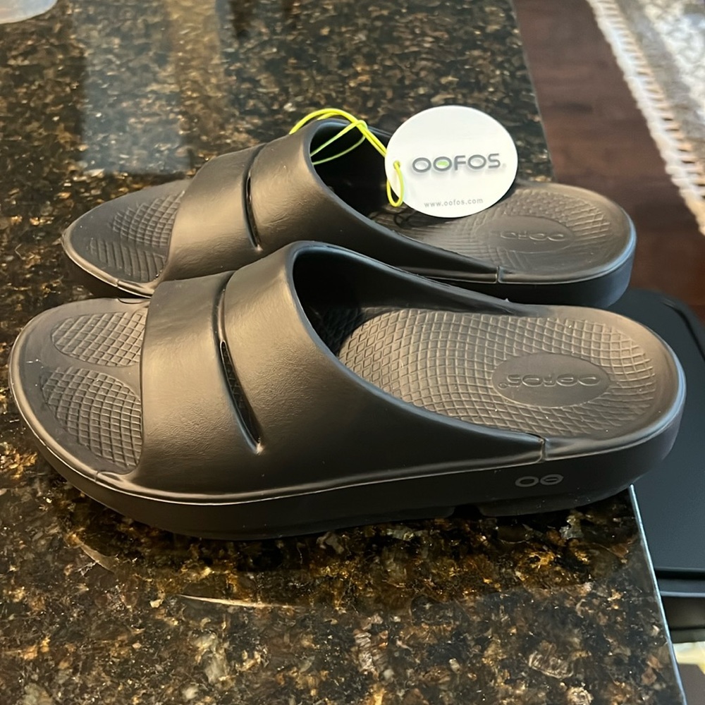 NWT Womens size 9 Oofos